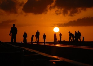 silhouettes-people-worker-dusk-40723